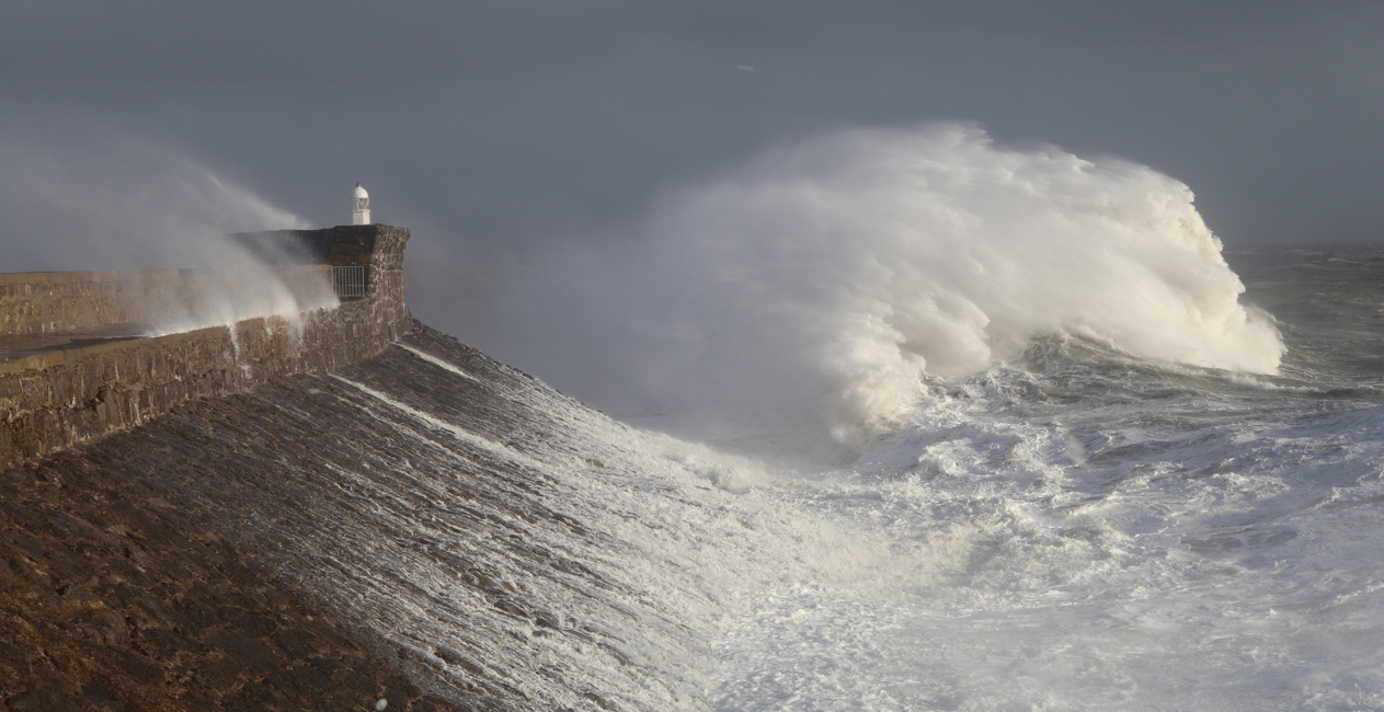Storm Freya hitting Porthcawl lighthouse March 2019
